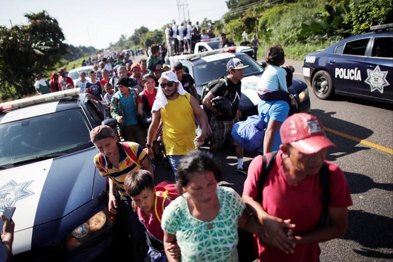 Inmigrantes centroamericanos caminan por la autopista cerca de la frontera con Guatemala, mientras continúan su viaje intentando llegar a Estados Unidos, en Tapachula